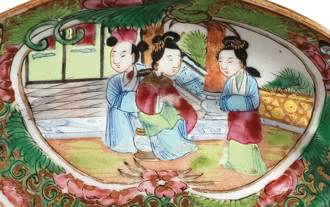 圖為清末廣彩“USG”花鳥(niǎo)人物紋小碟細(xì)節(jié)圖。（來(lái)源：廣州十三行博物館）