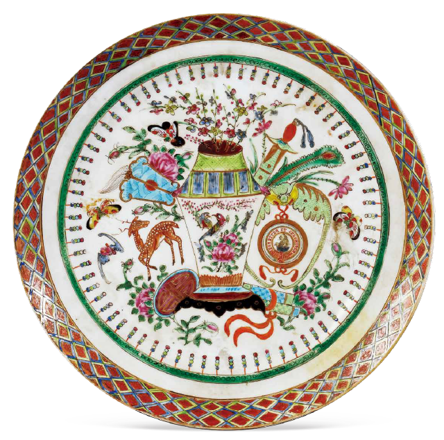 圖為清宣統(tǒng)廣彩博古紋章盤(pán)，盤(pán)沿飾織錦紋，盤(pán)心為博古圖案裝飾，花瓶環(huán)飾蝙蝠、蝴蝶、鹿、壽字、卷軸等吉祥圖案，蝙蝠口銜詹姆斯·凱勒家族紋章。（來(lái)源：廣州十三行博物館）